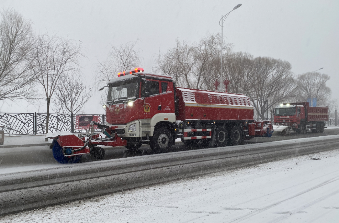 熊猫体育环境除冰雪装备全力投入破冰作业，助力北京道路交通安全